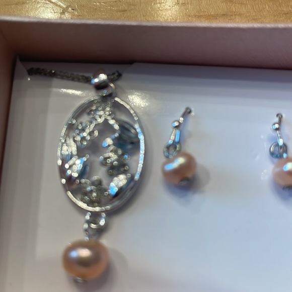 Earrings and necklace set new - Picture 2 of 3